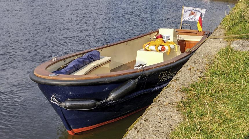 Helene an Kaimauer bereit für Sportbootausbildung SBF Binnen und See in Lübeck