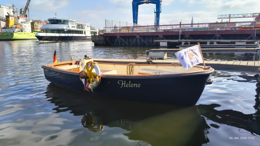 Helene am Steg im Hafen bereit für Sportbootausbildung SBF Binnen und See in Lübeck